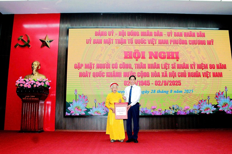 Chương Mỹ gặp mặt, tri ân người có công, thân nhân liệt sĩ nhân kỷ niệm 80 năm Quốc khánh nước CHXHCN Việt Nam (02/9/1945 – 02/9/2025)- Ảnh 4.