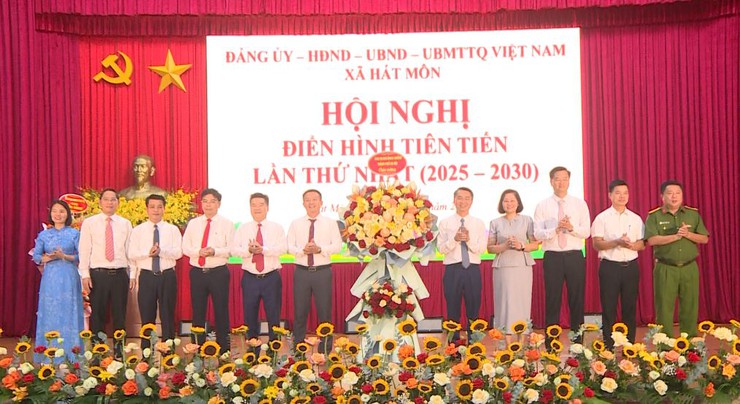 Xã Hát Môn tổ chức Hội nghị tuyên dương điển hình tiên tiến lần thứ I, giai đoạn 2025-2030- Ảnh 2.