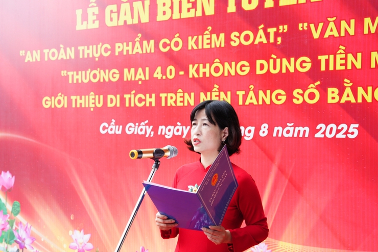 Phường Cầu Giấy: Gắn biển 3 tuyến phố an toàn thực phẩm và thương mại văn minh- Ảnh 1.