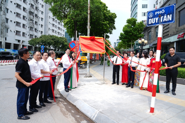 Phường Cầu Giấy: Gắn biển 3 tuyến phố an toàn thực phẩm và thương mại văn minh- Ảnh 2.