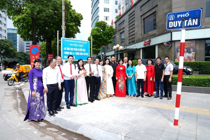 Phường Cầu Giấy: Gắn biển 3 tuyến phố an toàn thực phẩm và thương mại văn minh- Ảnh 3.