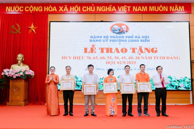Lễ trao tặng Huy hiệu Đảng đợt 02/9/2025- Ảnh 7.