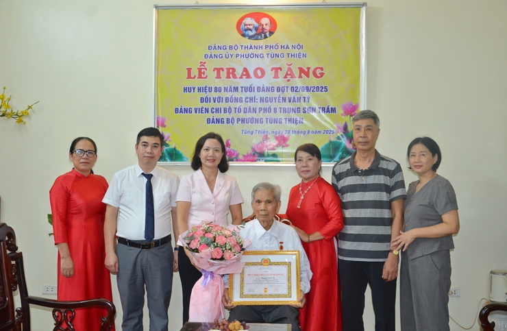 Phường Tùng Thiện trao Huy hiệu 80 năm, 60 năm tuổi đảng cho 2 đảng viên tại nhà đợt 2/9- Ảnh 1.