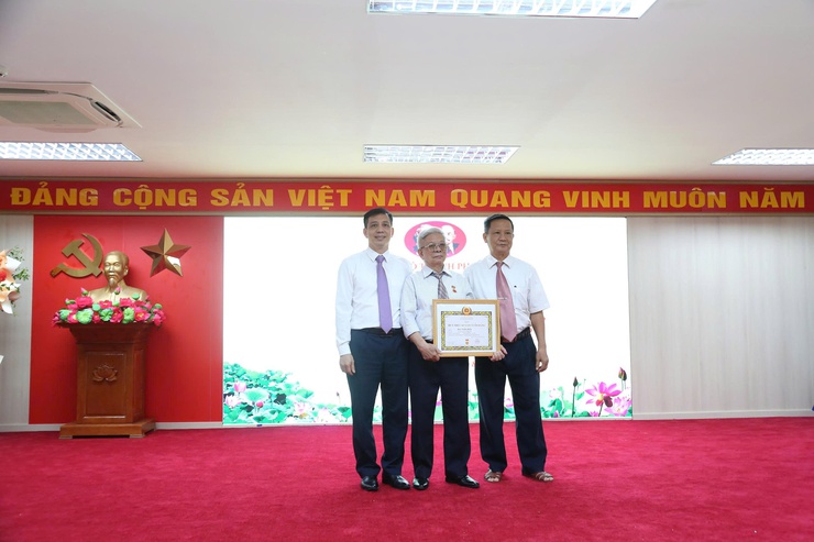Đảng uỷ phường Dương Nội tổ chức Lễ trao tặng Huy hiệu Đảng đợt 2/9 cho 40 đảng viên- Ảnh 2.