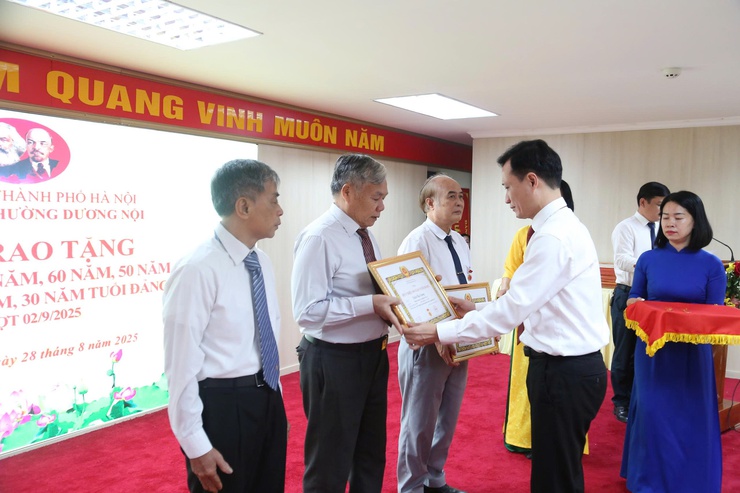 Đảng uỷ phường Dương Nội tổ chức Lễ trao tặng Huy hiệu Đảng đợt 2/9 cho 40 đảng viên- Ảnh 3.