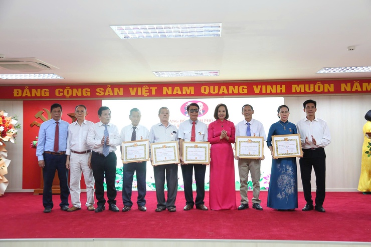 Đảng uỷ phường Dương Nội tổ chức Lễ trao tặng Huy hiệu Đảng đợt 2/9 cho 40 đảng viên- Ảnh 4.
