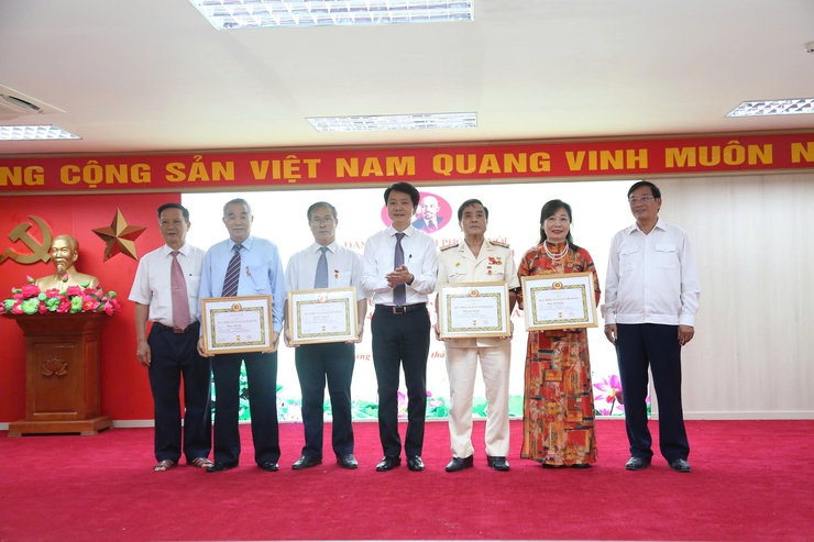 Đảng uỷ phường Dương Nội tổ chức Lễ trao tặng Huy hiệu Đảng đợt 2/9 cho 40 đảng viên- Ảnh 5.
