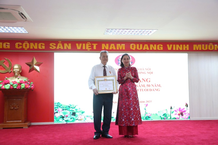 Đảng uỷ phường Dương Nội tổ chức Lễ trao tặng Huy hiệu Đảng đợt 2/9 cho 40 đảng viên- Ảnh 1.