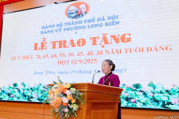 Lễ trao tặng Huy hiệu Đảng đợt 02/9/2025- Ảnh 2.