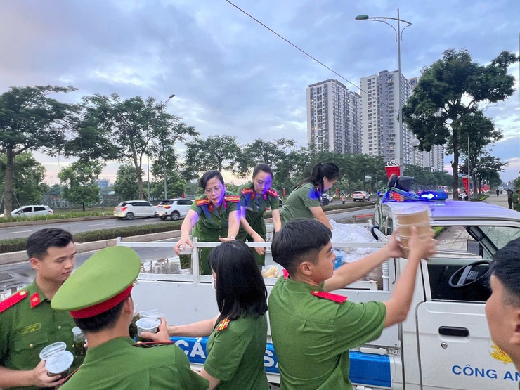 Phường Xuân Đỉnh bảo đảm hàng nghìn suất ăn phục vụ lực lượng làm nhiệm vụ bảo vệ Lễ kỷ niệm và Quốc khánh 2/9- Ảnh 1.