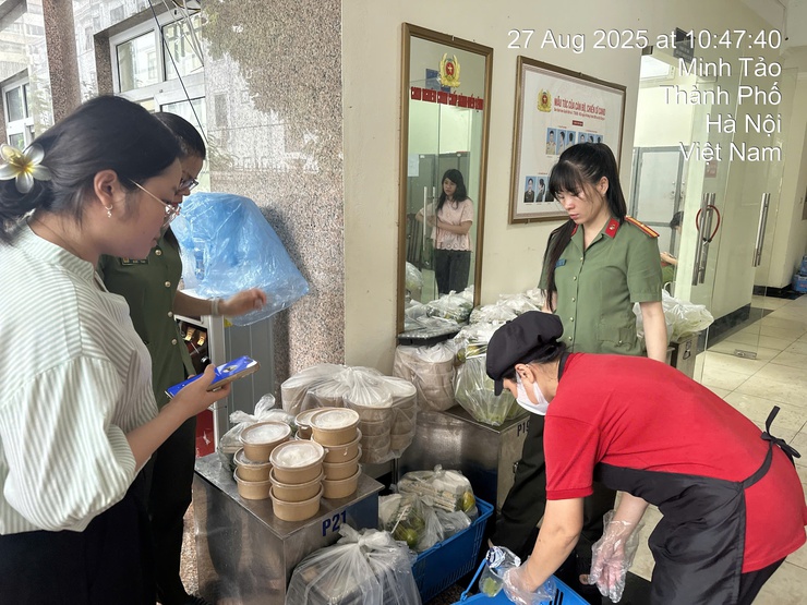 Phường Xuân Đỉnh bảo đảm hàng nghìn suất ăn phục vụ lực lượng làm nhiệm vụ bảo vệ Lễ kỷ niệm và Quốc khánh 2/9- Ảnh 4.