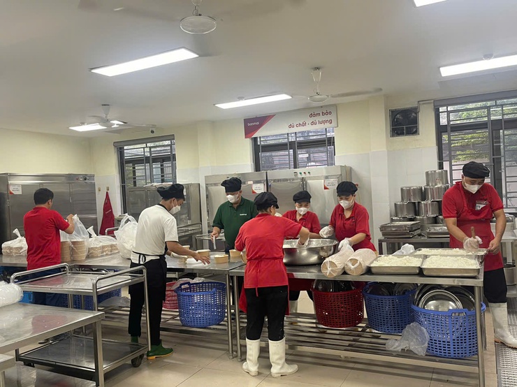 Phường Xuân Đỉnh bảo đảm hàng nghìn suất ăn phục vụ lực lượng làm nhiệm vụ bảo vệ Lễ kỷ niệm và Quốc khánh 2/9- Ảnh 2.