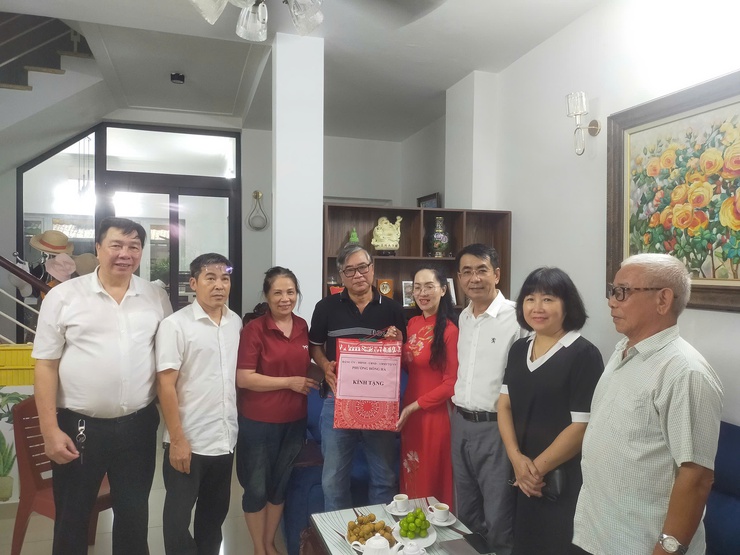Phường Hồng Hà: Tặng quà các gia đình chính sách- Ảnh 8.