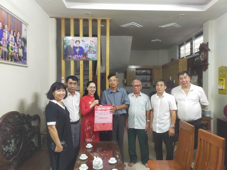 Phường Hồng Hà: Tặng quà các gia đình chính sách- Ảnh 7.