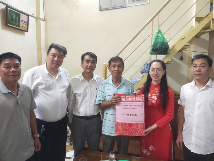 Phường Hồng Hà: Tặng quà các gia đình chính sách- Ảnh 6.