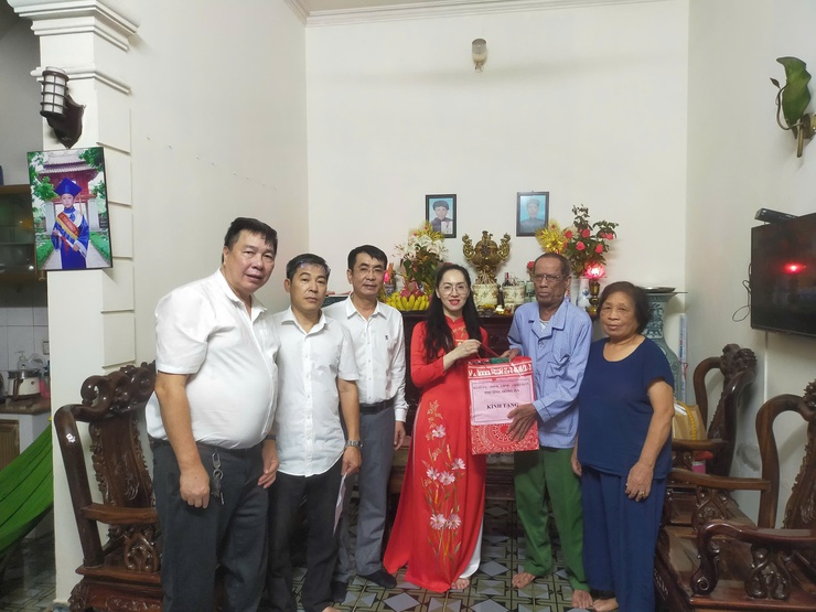 Phường Hồng Hà: Tặng quà các gia đình chính sách- Ảnh 5.