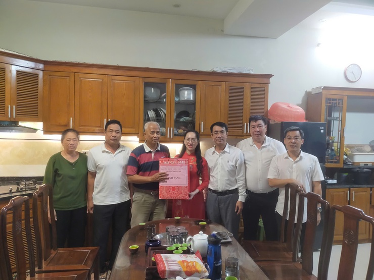 Phường Hồng Hà: Tặng quà các gia đình chính sách- Ảnh 4.