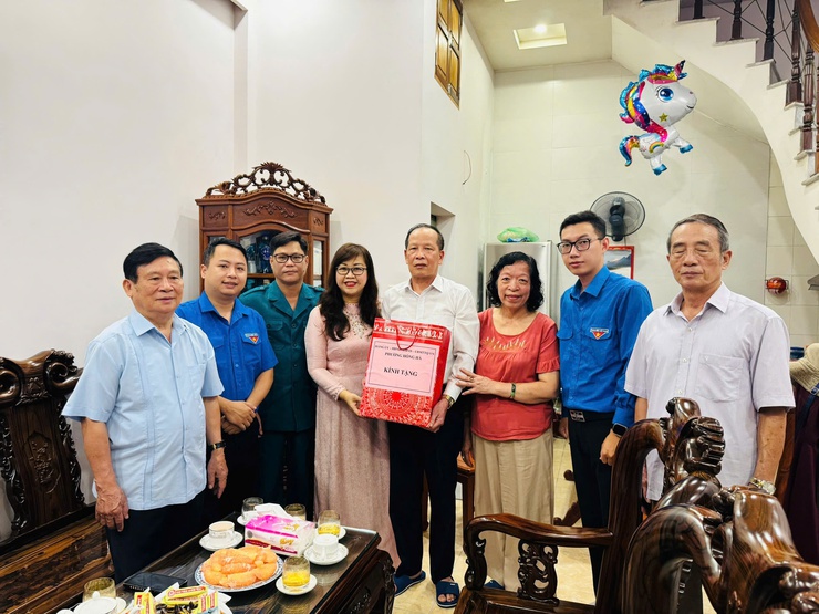Phường Hồng Hà: Tặng quà các gia đình chính sách- Ảnh 16.