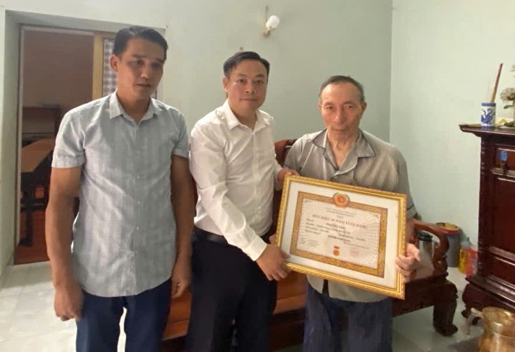 Các đồng chí lãnh đạo Đảng ủy xã Bát Tràng trao tặng Huy hiệu Đảng tại nhà cho đảng viên lão thành- Ảnh 6.