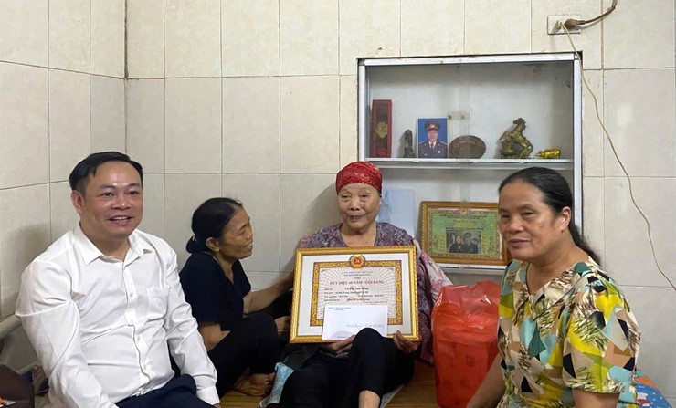 Các đồng chí lãnh đạo Đảng ủy xã Bát Tràng trao tặng Huy hiệu Đảng tại nhà cho đảng viên lão thành- Ảnh 5.