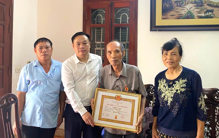Các đồng chí lãnh đạo Đảng ủy xã Bát Tràng trao tặng Huy hiệu Đảng tại nhà cho đảng viên lão thành- Ảnh 3.