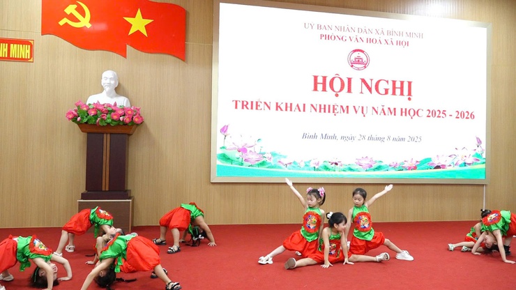Hội nghị triển khai nhiệm vụ năm học 2025- 2026; trao giấy khen cấp huyện cho tập thể, cá nhân; trao học bổng dự án “ Cùng em đến trường”- Ảnh 2.