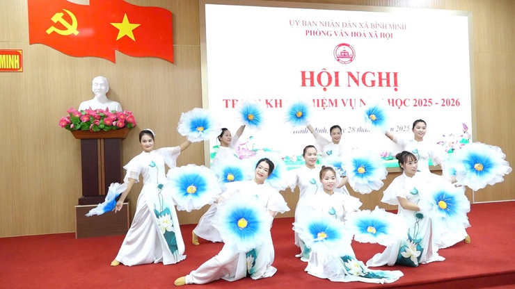 Hội nghị triển khai nhiệm vụ năm học 2025- 2026; trao giấy khen cấp huyện cho tập thể, cá nhân; trao học bổng dự án “ Cùng em đến trường”- Ảnh 1.