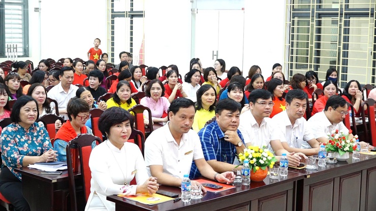 Hội nghị triển khai nhiệm vụ năm học 2025- 2026; trao giấy khen cấp huyện cho tập thể, cá nhân; trao học bổng dự án “ Cùng em đến trường”- Ảnh 3.