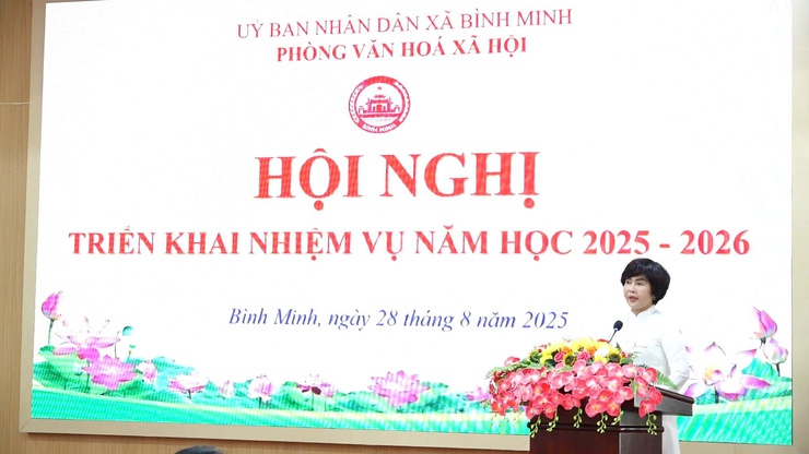 Hội nghị triển khai nhiệm vụ năm học 2025- 2026; trao giấy khen cấp huyện cho tập thể, cá nhân; trao học bổng dự án “ Cùng em đến trường”- Ảnh 4.