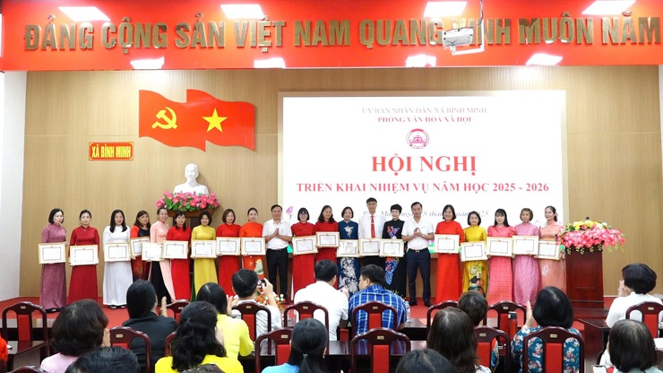 Hội nghị triển khai nhiệm vụ năm học 2025- 2026; trao giấy khen cấp huyện cho tập thể, cá nhân; trao học bổng dự án “ Cùng em đến trường”- Ảnh 6.