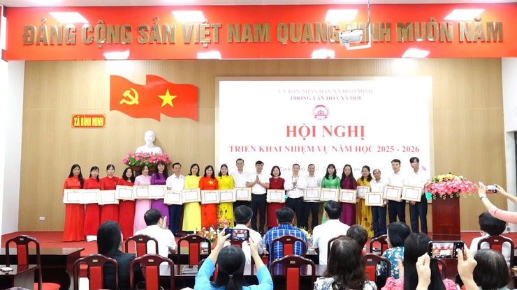Hội nghị triển khai nhiệm vụ năm học 2025- 2026; trao giấy khen cấp huyện cho tập thể, cá nhân; trao học bổng dự án “ Cùng em đến trường”- Ảnh 7.