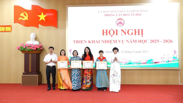 Hội nghị triển khai nhiệm vụ năm học 2025- 2026; trao giấy khen cấp huyện cho tập thể, cá nhân; trao học bổng dự án “ Cùng em đến trường”- Ảnh 8.