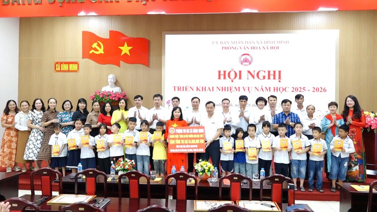 Hội nghị triển khai nhiệm vụ năm học 2025- 2026; trao giấy khen cấp huyện cho tập thể, cá nhân; trao học bổng dự án “ Cùng em đến trường”- Ảnh 9.