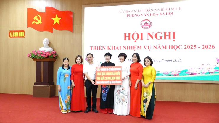 Hội nghị triển khai nhiệm vụ năm học 2025- 2026; trao giấy khen cấp huyện cho tập thể, cá nhân; trao học bổng dự án “ Cùng em đến trường”- Ảnh 10.
