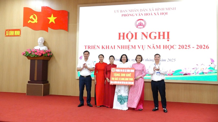 Hội nghị triển khai nhiệm vụ năm học 2025- 2026; trao giấy khen cấp huyện cho tập thể, cá nhân; trao học bổng dự án “ Cùng em đến trường”- Ảnh 11.