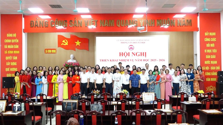 Hội nghị triển khai nhiệm vụ năm học 2025- 2026; trao giấy khen cấp huyện cho tập thể, cá nhân; trao học bổng dự án “ Cùng em đến trường”- Ảnh 12.