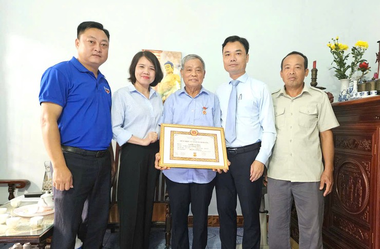 Các đồng chí lãnh đạo Đảng ủy xã Bát Tràng trao tặng Huy hiệu Đảng tại nhà cho đảng viên lão thành- Ảnh 2.