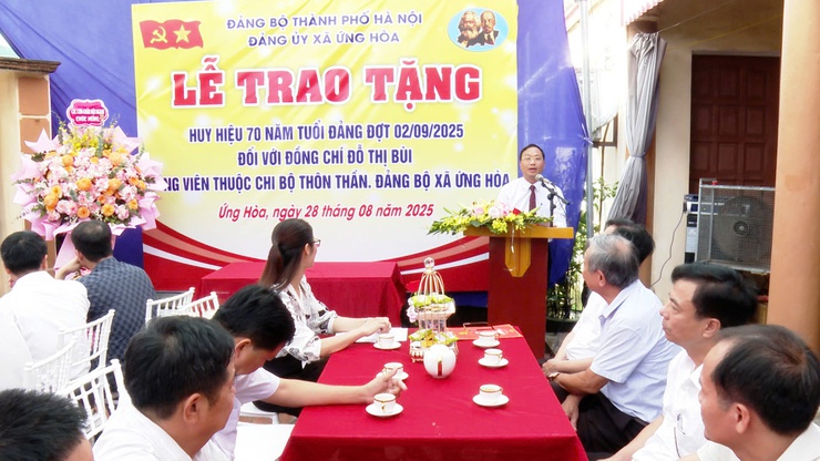 Đảng uỷ xã Ứng Hoà trao tặng Huy hiệu 70 năm tuổi Đảng tại nhà cho đồng chí Đỗ Thị Bùi, Chi bộ Thôn Thần.- Ảnh 1.