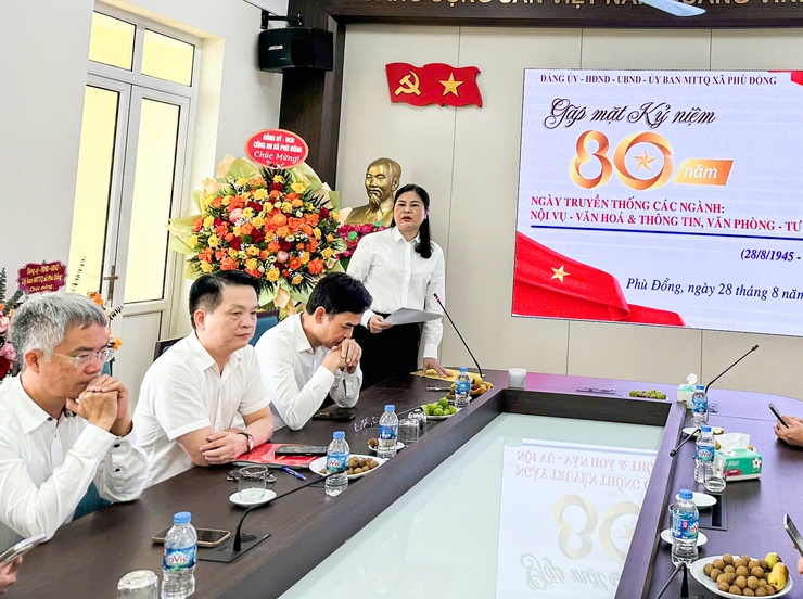 Xã Phù Đổng Gặp mặt kỷ niệm 80 năm ngày truyền thống ngành nội vụ; văn hóa và thông tin, tư pháp, tài chính, văn phòng UBND xã- Ảnh 2.