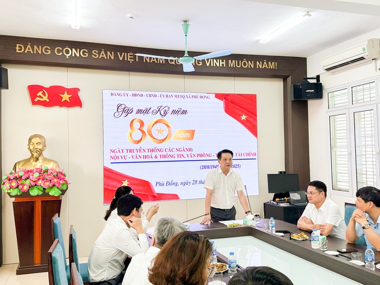 Xã Phù Đổng Gặp mặt kỷ niệm 80 năm ngày truyền thống ngành nội vụ; văn hóa và thông tin, tư pháp, tài chính, văn phòng UBND xã- Ảnh 1.