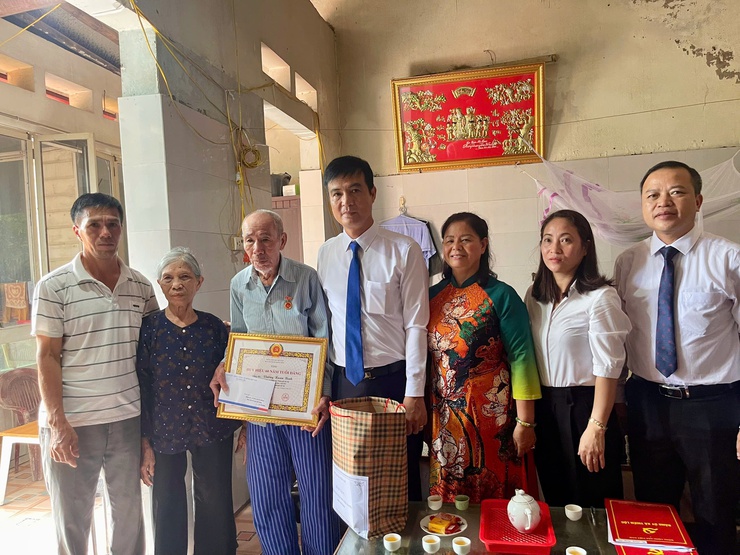 Đảng ủy xã Thiên Lộc trang trọng tổ chức Lễ trao tặng Huy hiệu Đảng đợt 02/9/2025- Ảnh 82.