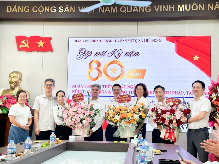 Xã Phù Đổng Gặp mặt kỷ niệm 80 năm ngày truyền thống ngành nội vụ; văn hóa và thông tin, tư pháp, tài chính, văn phòng UBND xã- Ảnh 4.