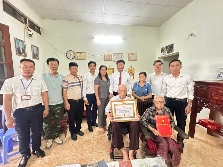 Đảng ủy xã Thiên Lộc trang trọng tổ chức Lễ trao tặng Huy hiệu Đảng đợt 02/9/2025- Ảnh 77.