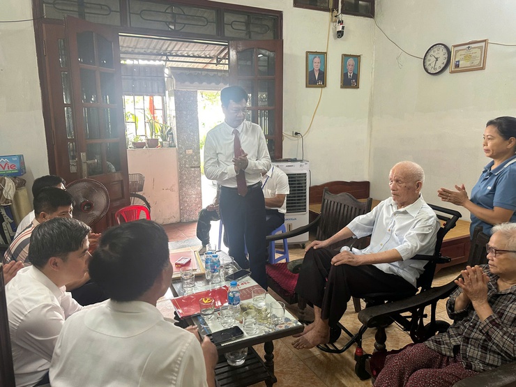 Đảng ủy xã Thiên Lộc trang trọng tổ chức Lễ trao tặng Huy hiệu Đảng đợt 02/9/2025- Ảnh 79.