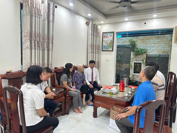 Đảng ủy xã Thiên Lộc trang trọng tổ chức Lễ trao tặng Huy hiệu Đảng đợt 02/9/2025- Ảnh 73.