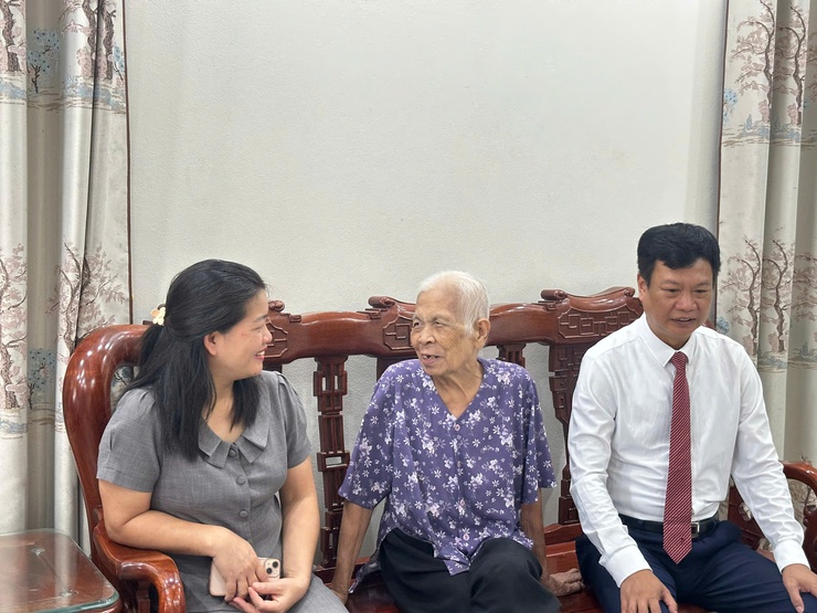 Đảng ủy xã Thiên Lộc trang trọng tổ chức Lễ trao tặng Huy hiệu Đảng đợt 02/9/2025- Ảnh 74.