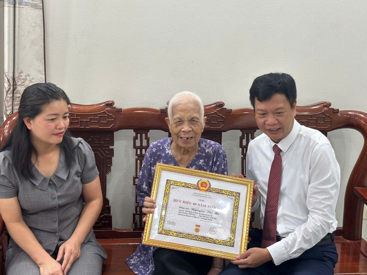 Đảng ủy xã Thiên Lộc trang trọng tổ chức Lễ trao tặng Huy hiệu Đảng đợt 02/9/2025- Ảnh 75.