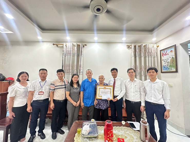 Đảng ủy xã Thiên Lộc trang trọng tổ chức Lễ trao tặng Huy hiệu Đảng đợt 02/9/2025- Ảnh 76.