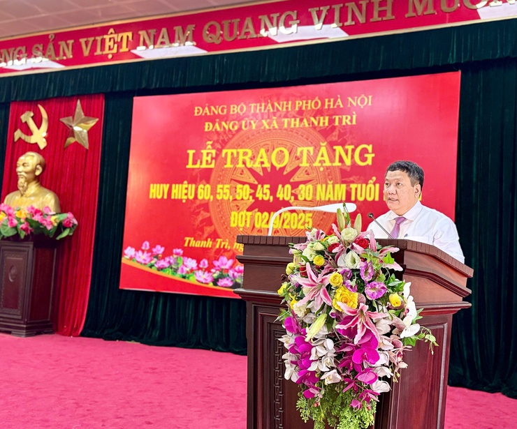Lễ trao Huy hiệu Đảng: Tôn vinh sự cống hiến, khẳng định truyền thống cách mạng của các đảng viên lão thành xã Thanh Trì- Ảnh 10.