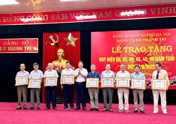 Lễ trao Huy hiệu Đảng: Tôn vinh sự cống hiến, khẳng định truyền thống cách mạng của các đảng viên lão thành xã Thanh Trì- Ảnh 4.